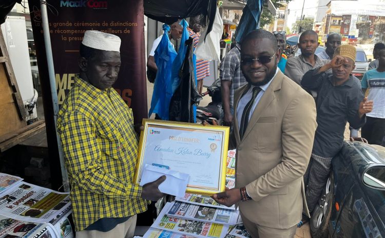  Fête du 03 Mai : Les Médias Awards surprennent un vendeur de journaux à Kaloum